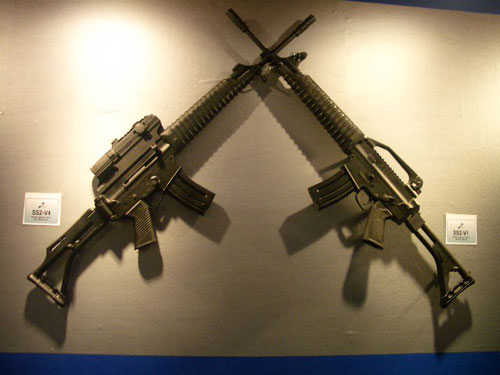 印尼国产ss2-v4和ss2-v1突击步枪,汲取了美制m-16和德制g-13的设计