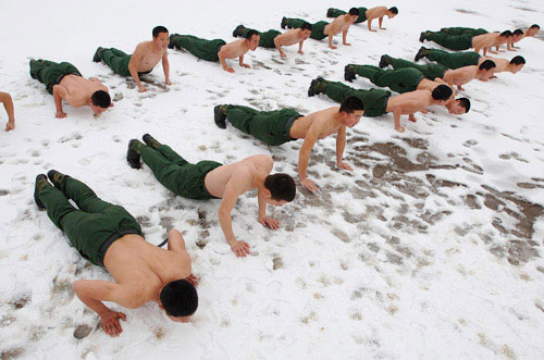 安徽武警寒冬雪地赤膊锻炼[组图]