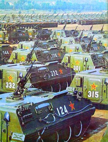 解放军装甲部队63式装甲车群,摄于1981年华北大演习阅兵式.