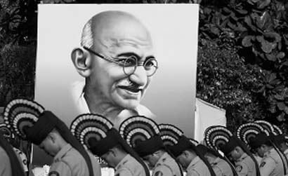 印度隆重纪念甘地 遇刺60周年骨灰入海 (图)