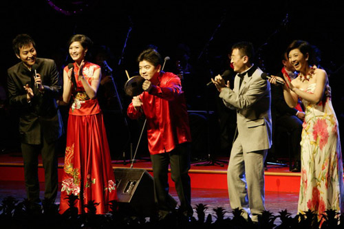 新春音乐盛典现场组图之 李飚带领观众互动游