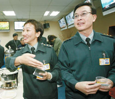 局长"杨天啸(右)与新任军事发言人池玉兰(左)(图:台湾《中国时报》)