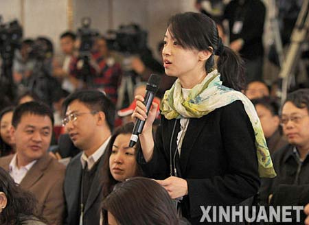 图文:女记者在记者招待会上提问