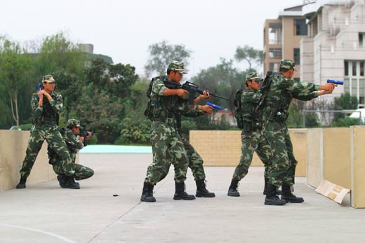 上海武警特警演练城市特攻战术