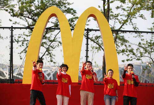 "我就喜欢中国赢"麦当劳助威团奥运倒计时总动员