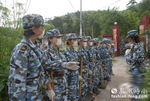 2008年5月18日,四川什邡,女兵成为抢险救灾现场独特的风景线.图片