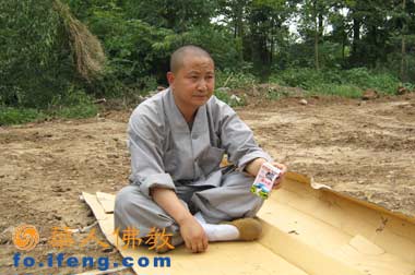 建设龙居寺村那天的午餐,素全法师在破纸盒上休息