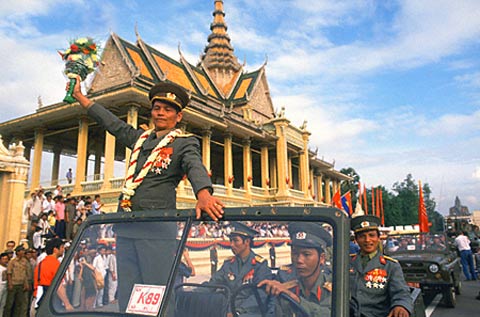 1989年越南从柬埔寨撤军,柬埔寨军民送别越南军队的场景