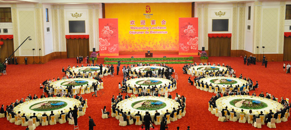 孙宇挺)八日中午十二点半不到,在完成人民大会堂北大厅迎宾活动后