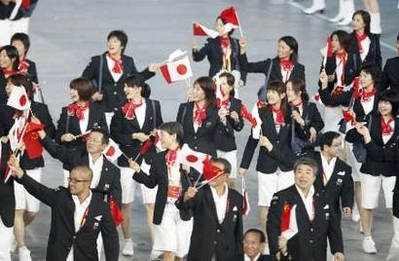 另外有一个阿拉伯国家的不知道叫什么名字 都拿着中国国旗高清图片