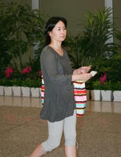 许晋亨前妻何超群现身北京机场神秘男子贴身相