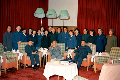 1974年,毛泽东与邓小平(右),汪东兴(左)及身边的工作人员