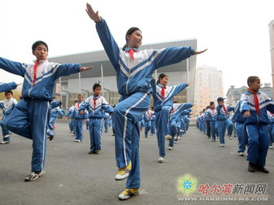 哈尔滨师范附小松北校区学生进行了第三套全国小学生广播体操表演
