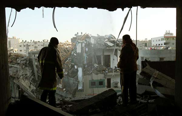 12月29日空袭进入第三日，截至目前，袭击已造成至少307人死亡，近千人受伤。图为袭击后的加沙，房屋倒塌。