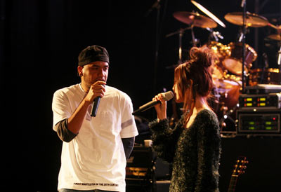 张震岳北京跨年个唱 没有返场歌迷扔荧光棒(组