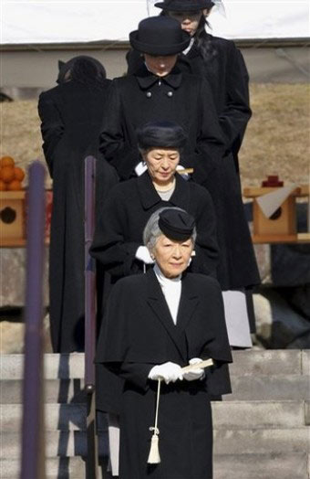 昭和天皇去世20年 日本天皇祭拜皇陵[组图]
