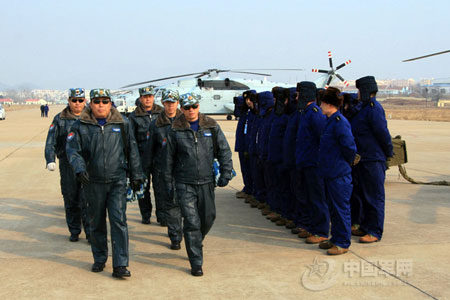 中国军网1月11日电 胡宝良摄影报道:1月6日12时30分,海军航空兵某机场