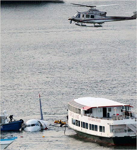 美空中客车A-320班机15日下午在从纽约拉瓜蒂亚机场起飞过程中，因遭飞鸟撞击而动力全失，最后迫降在纽约哈德孙河面上。