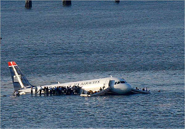 美空中客车A-320班机15日下午在从纽约拉瓜蒂亚机场起飞过程中，因遭飞鸟撞击而动力全失，最后迫降在纽约哈德孙河面上。图为乘客等待救援。