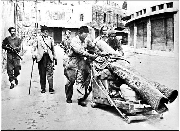 大灾难(1948)。在第一次中东战争进行的同时，大批巴勒斯坦居民开始从被以军占领的家园出走。这一大规模的移民被巴勒斯坦人成为大灾难(AL-Nakba)。关于这些居民为何外逃的原因众说纷纭。有人说巴勒斯坦人遭到了犹太激进组织的威胁，有的说是阿拉伯官员下令撤离。不管怎样，在这次移民中，总共有70万巴勒斯坦人背井离乡，前往设在黎巴嫩、约旦、加沙和约旦河西岸的难民营，从此永别家园。其中有20万人抵达了当时只有8万人的加沙地带。图为以色列国防军前身哈加纳(haganah)的士兵在占领海法后驱赶当地的阿拉伯居民。
