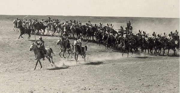 加沙战役(1917年)。在第一次世界大战中，英国骑兵部队从埃及要塞中冲出，击溃了土耳其在加沙的防线，从而掌握了主动权，在一个多月后拿下了耶路撒冷。英军在巴勒斯坦地区的胜利成为一战的一个转折点，并结束了土耳其奥斯曼帝国在巴勒斯坦长达4个世纪的统治。战后，土耳其的领土被胜利的协约国瓜分。加沙，连同整个巴勒斯坦，成为大英帝国的私帑。
