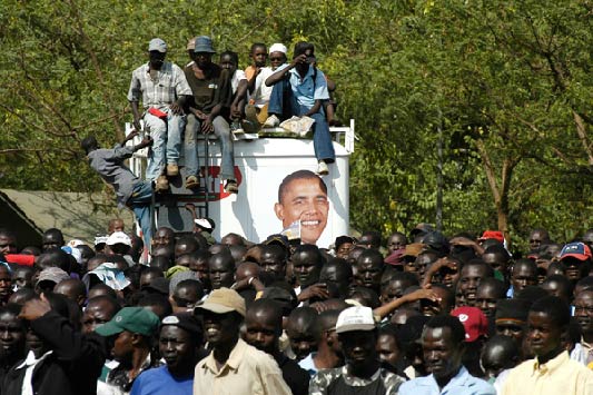 肯尼亚人聚集在一起，庆祝奥巴马就职
