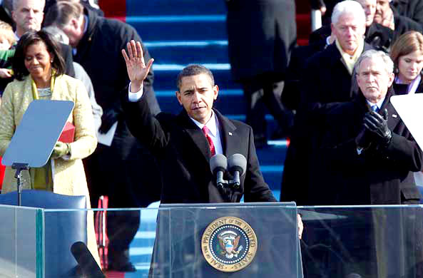 美国总统奥巴马向民众挥手致意
