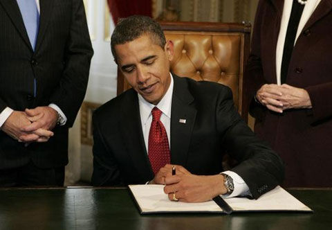 当地时间1月20日下午1点03分(北京时间21日凌晨2点03分)，第44任美国总统奥巴马签署了一系列上任相关文件，完成首次总统签字。
