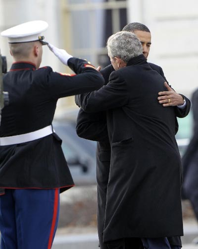 1月20日，奥巴马与布什相拥道别。