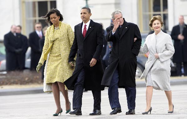 1月20日，奥巴马夫妇（左）送别布什夫妇（右）。