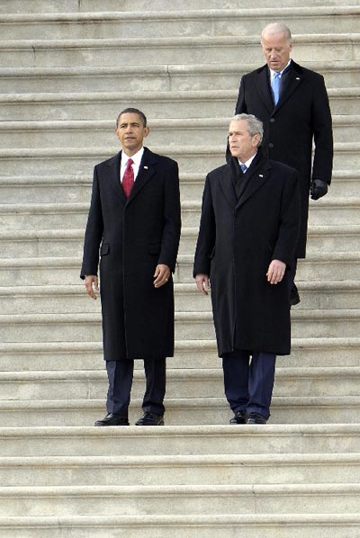 1月20日，奥巴马（前左）和拜登（后）送别布什（前右）。