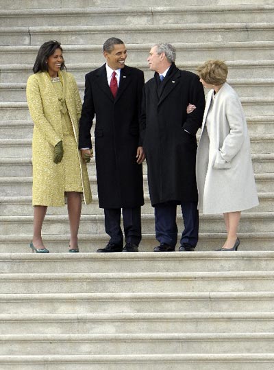 1月20日， 奥巴马夫妇（左）送别布什夫妇（右）。