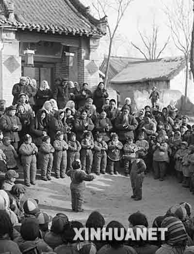 1960年春节，河南省郑州市区古荥人民公社幼儿院的孩子们为敬老院的爷爷奶奶演出小节目，给老人拜年。