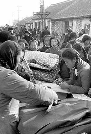 1966年春节前，在辽宁省海城县农村集贸市场上，当地的妇女们在棉布摊前选购花布，准备回家缝制新衣。