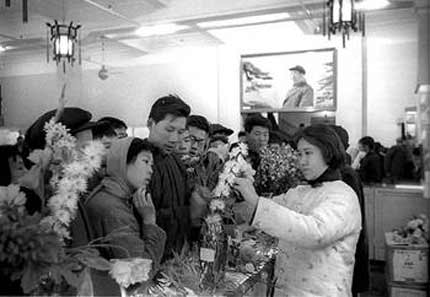 1966年春节前夕，上海市民在商店里选购塑料花。塑料花作为年货曾在中国流行了20多年。