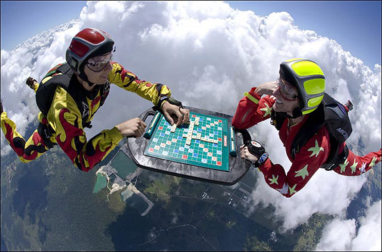 拼字竞赛：为庆祝Scrabble拼字游戏诞生60周年，美国两名跳伞运动员在近4000米的高空进行了一场Scrabble拼字游戏比赛。