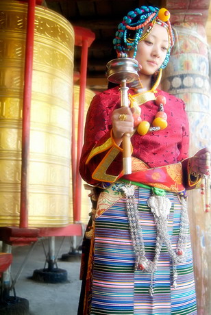 当时有不少网民都说这名川藏第一美女不是真正的藏族人，她的父母认为这伤害到家族名誉，曾经想把摄影师告上法庭，后来摄影师专程前来道歉，事情才了结了。