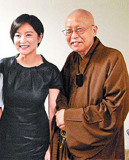 林青霞赴台跪别圣严法师 未施粉黛哭红双眼