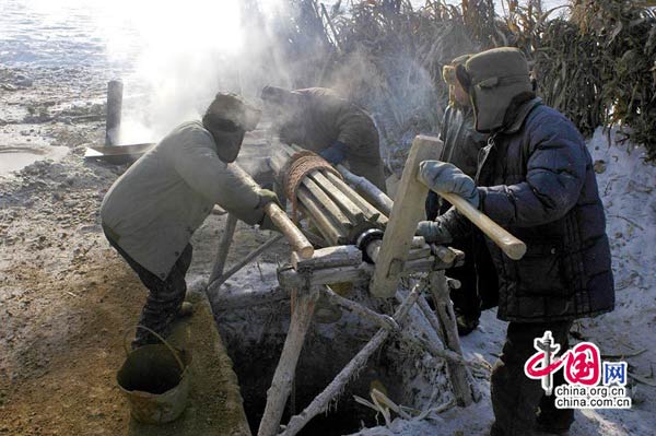 工人們正是用這種原始的方法把地下挖出來的金土運到地面上來