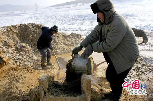 工人把剛挖出來的金土倒在過濾槽子里