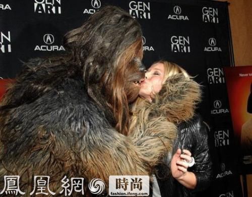 Kristen Bell 近日出席一个电影的首映式，有《星战》的扮演着在现场大搞气氛，现场也因为Kristen Bell与猿人接吻而达到高潮。