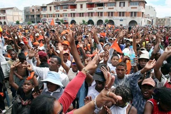 塔那那利佛市长拉乔利纳在首都市中心广场召开有数万人参加的反政府集会，宣布出任“马达加斯加总统”，成立“过渡政府”，接管国家权力。图为他的支持者。