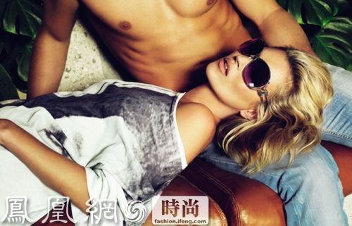 国际超模Kate Moss担任了Just Cavalli 2009春夏女装大片的女主角。与其搭档的两位男主角是Justin Caston和Kerry Degman。Justin是美国少女明星Miley Cyrus的“秘密男友”，有可能他将代言Just Cavalli内衣广告。广告由摄影师组合Mert & Marcus掌镜。在这一季的广告中，Kate Moss表现出了一贯的性感，狂野风格，豹纹图案的服饰将她完美的身材展现无遗。