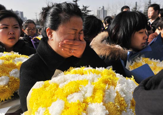 2009年2月14日，北京，在央视火灾中牺牲的朝阳消防支队红庙队指导员张建勇在八宝山举行了追悼会，来自消防、公安及群众为烈士送行。