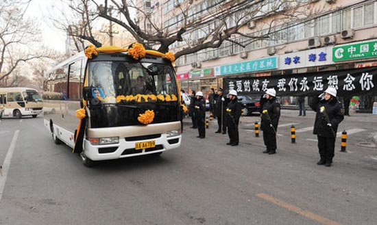 2009年2月14日，北京,，在央視火災中犧牲的朝陽消防支隊紅廟隊指導員張建勇在八寶山舉行了追悼會,，來自消防,、公安及群眾為烈士送行,。