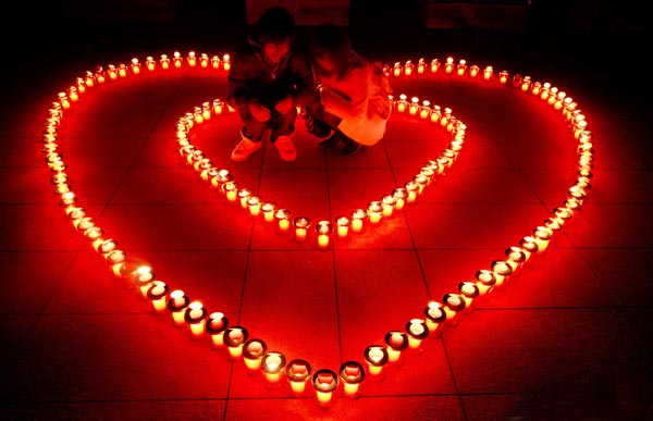 2月12日，在日本神奈川县的江之岛，一对情侣在蜡烛围成的“红心”内互诉衷情。