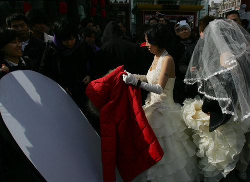 2009年2月14日，情人节，一对女同性恋者准备拍摄婚纱照。