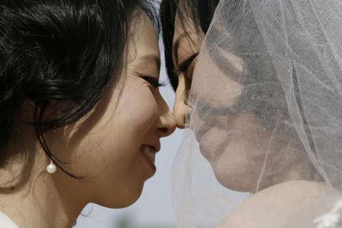 2009年2月14日，情人节，一对女同性恋者正在拍摄婚纱照。