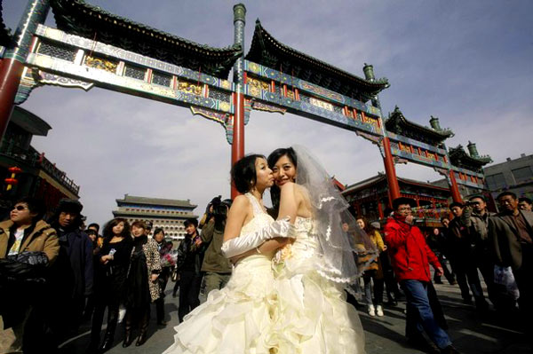 2009年2月14日，情人节，一对女同性恋者正在拍摄婚纱照。