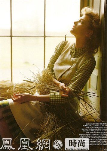 主题：Chocks Away；模特: Lily Donaldson ；摄影师: Tim Walker